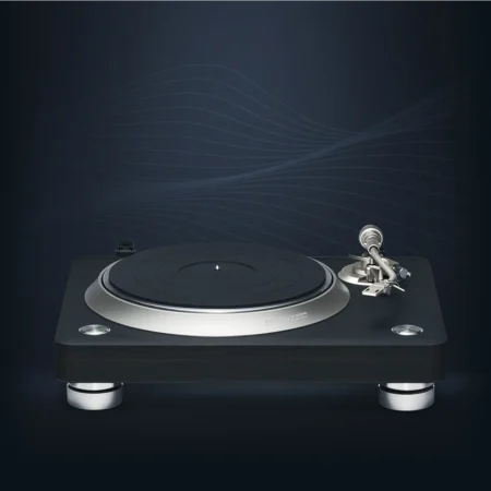 Denon DP-3000NE bandeja de tracción directa sobre fondo oscuro