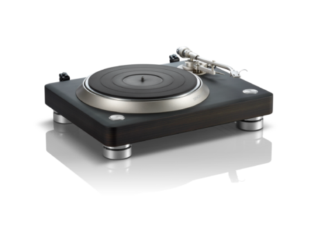 Denon DP-3000NE vista en ángulo con gabinete de madera y patas aislantes