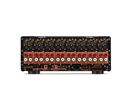 Panel trasero del Marantz AMP 10 con 16 entradas XLR y RCA y bornes de parlantes Panel trasero del Marantz AMP 10 con 16 entradas XLR y RCA y bornes de parlantes