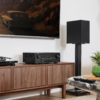Denon DRA-900H en un living junto al televisor y bafles bookshelf