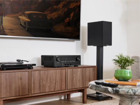 Denon DRA-900H en un living junto al televisor y bafles bookshelf