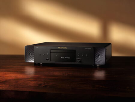 Marantz CD 70 sobre un mueble de madera Marantz CD 70 sobre un mueble de madera