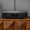 Denon DCD-3000NE sobre un mueble de madera