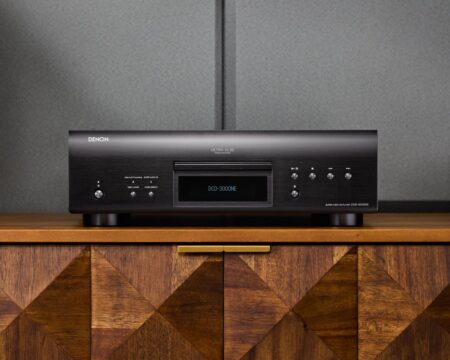 Denon DCD-3000NE sobre un mueble de madera