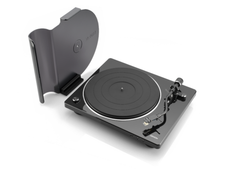 Denon DP-450USB con la tapa usada como soporte para exhibir la portada del disco