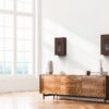 Par de Monitor Audio Silver On-Wall 8G instalados en la pared de un living