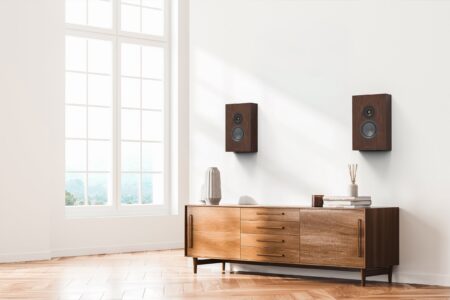 Par de Monitor Audio Silver On-Wall 8G instalados en la pared de un living