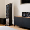 Monitor Audio Silver AMS 8G sobre un bafle de piso en un living