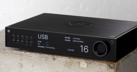 Detalle del frente del HiFi Rose RD160 con su perilla de volumen