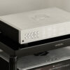HiFi Rose RD160 sobre un rack de audio