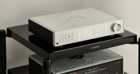 HiFi Rose RD160 sobre un rack de audio