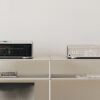 HiFi Rose RS151 en un mueble junto a otros equipos HiFi Rose RS151 en un mueble junto a otros equipos