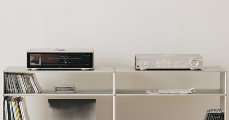 HiFi Rose RS151 en un mueble junto a otros equipos HiFi Rose RS151 en un mueble junto a otros equipos