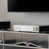 HiFi Rose RD160 en un mueble de living