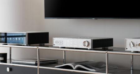 HiFi Rose RD160 en un mueble de living