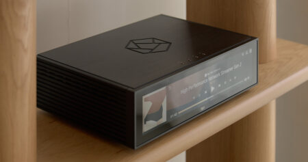 HiFi Rose RS151 sobre un estante de madera HiFi Rose RS151 sobre un estante de madera