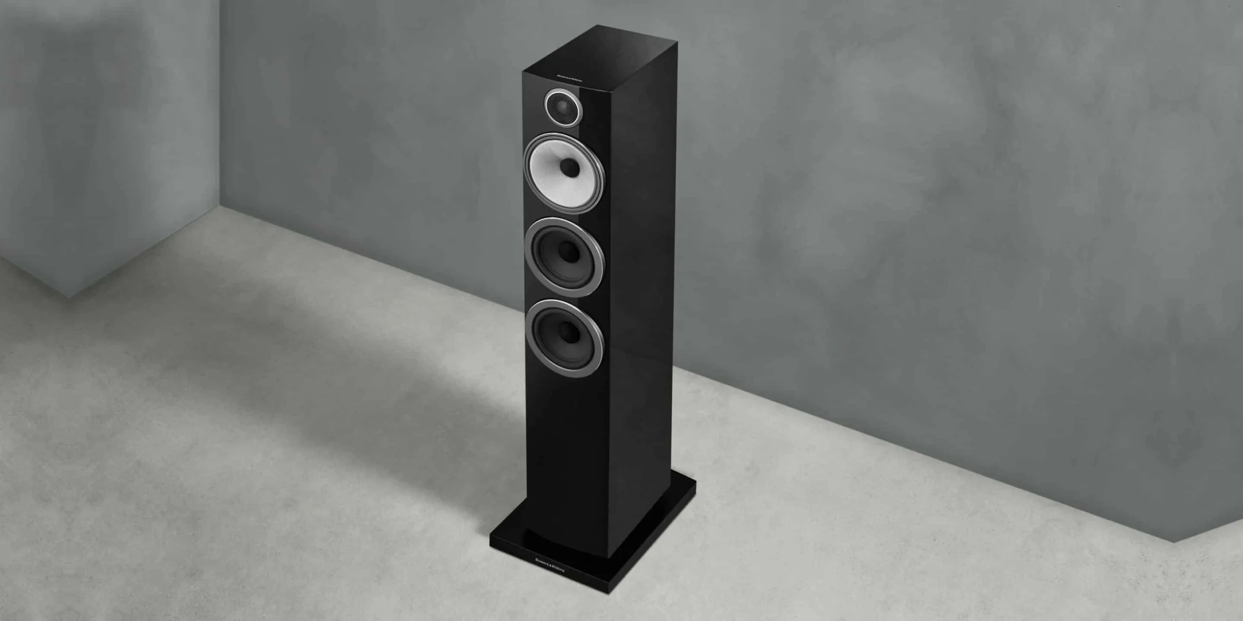 Bafle de piso Bowers & Wilkins 704 S3 en un ambiente minimalista