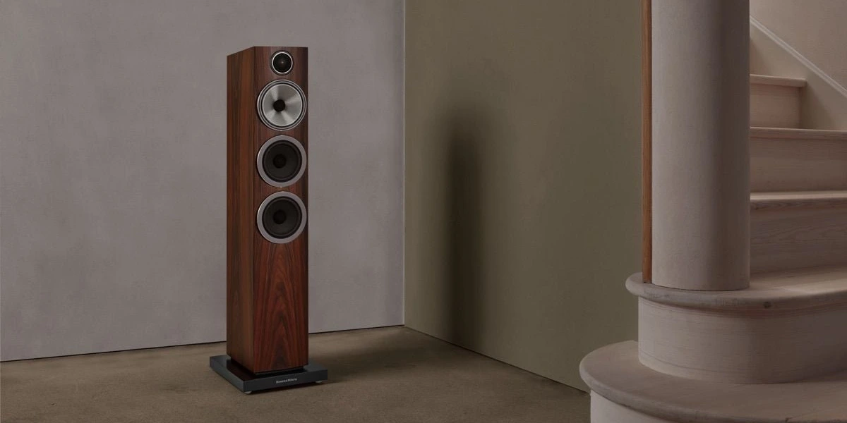 Bowers & Wilkins 704 S3 con tweeter de carbono y medio Continuum en un living