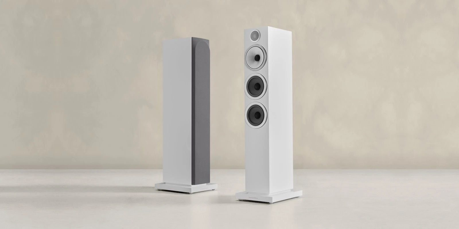 Par de Bowers & Wilkins 704 S3 con woofers Aerofoil, uno con rejilla y otro sin rejilla