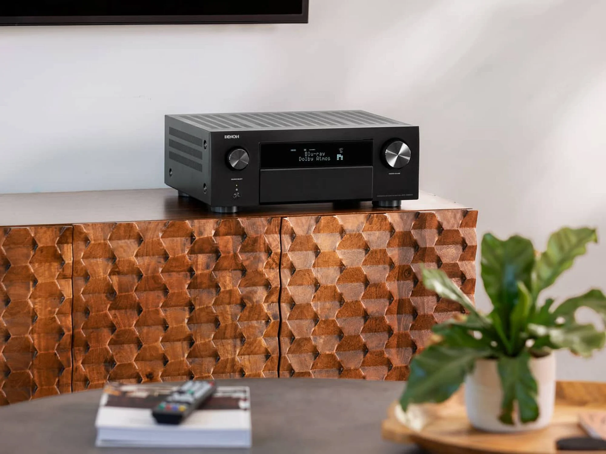 Denon AVC-X4800H sobre un mueble de madera en un living moderno