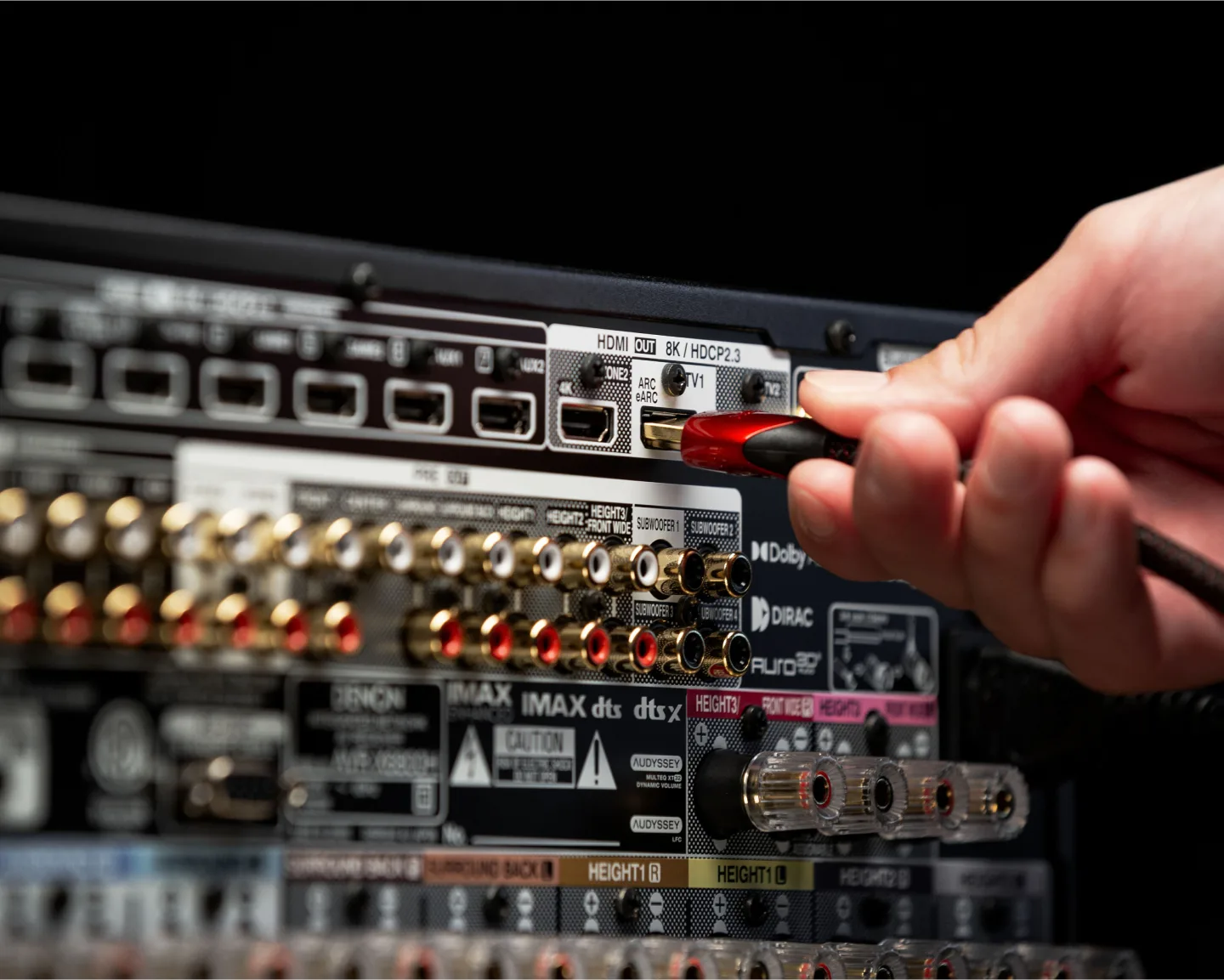 Conexión de un cable HDMI 8K en el panel trasero del Denon AVC-X6800H