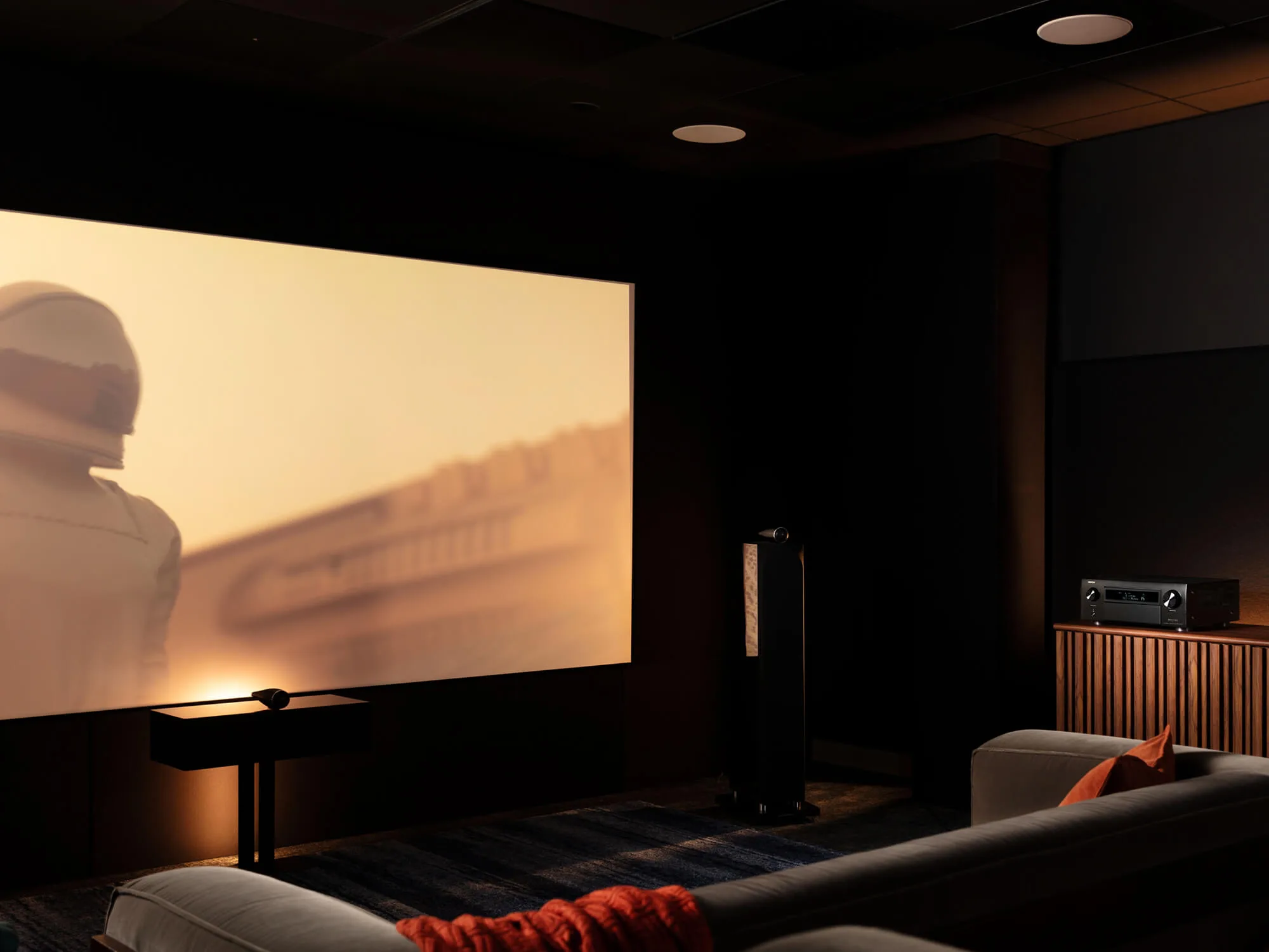 Denon AVC-X6800H en una sala de cine en casa con pantalla de proyección