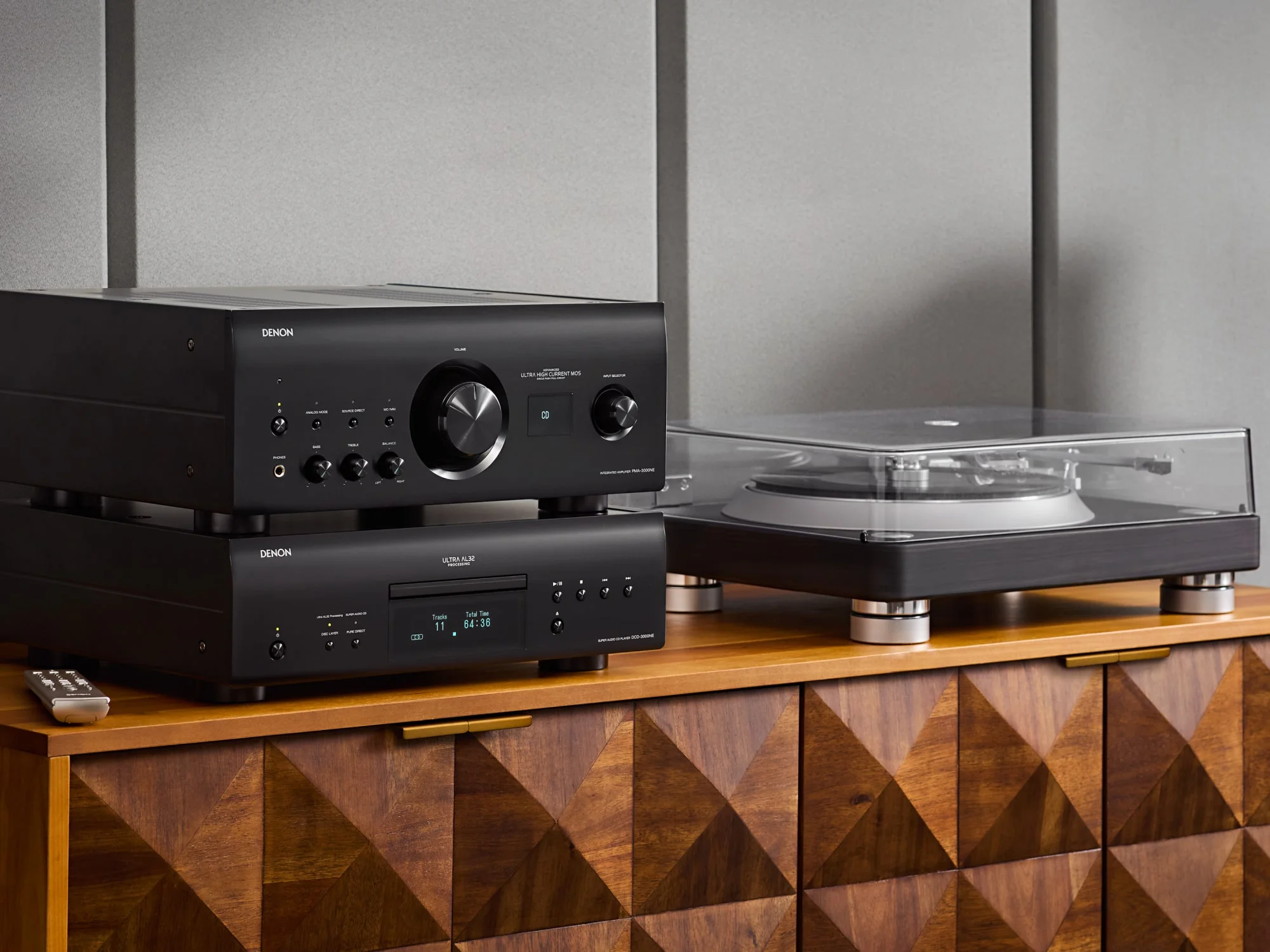 Reproductor SACD Denon DCD-3000NE junto al amplificador PMA-3000NE y una bandeja giradiscos