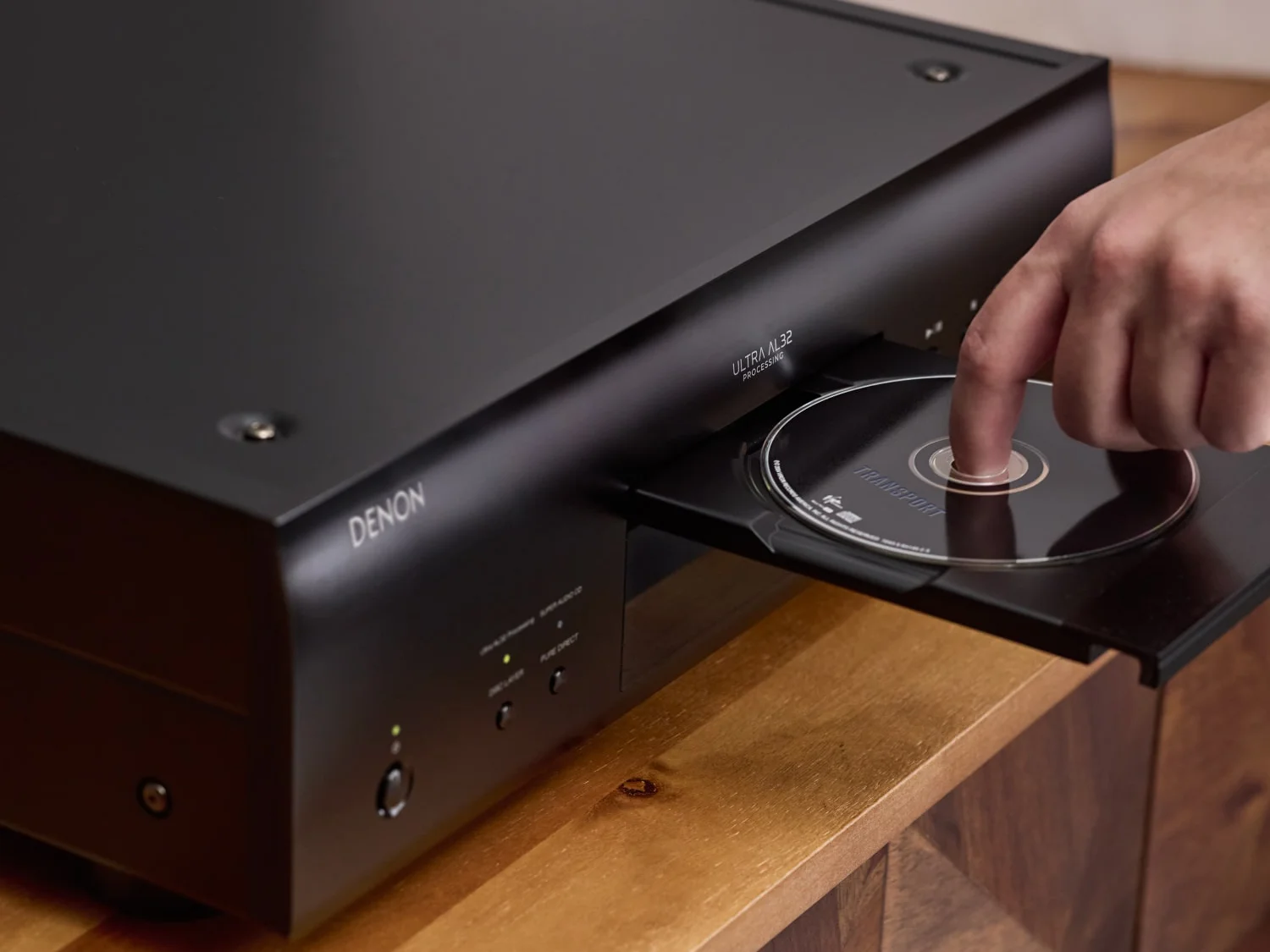 Bandeja de disco del reproductor Denon DCD-3000NE con un CD
