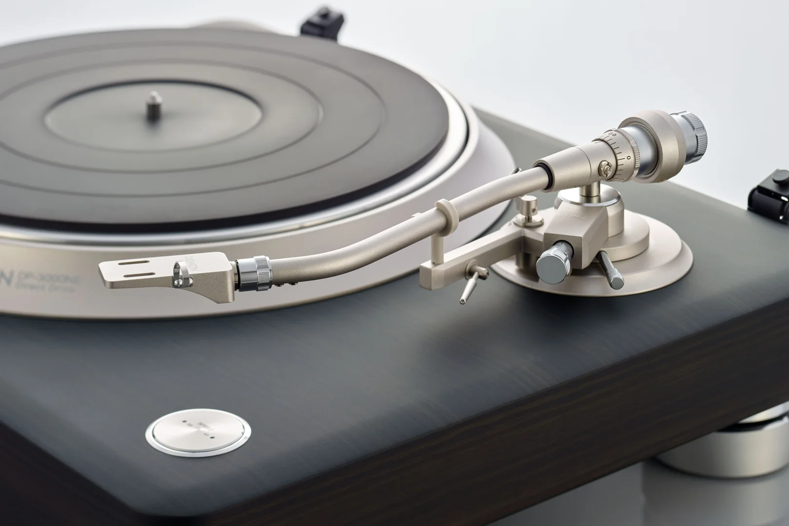 Brazo en S de balance estático de la Denon DP-3000NE