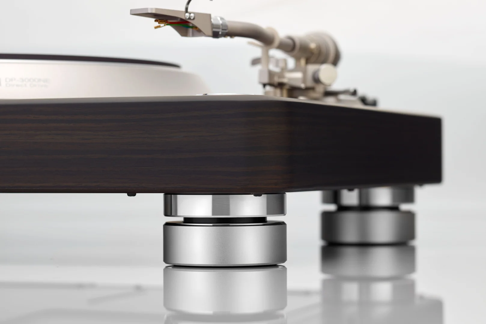 Gabinete de madera y patas aislantes regulables de la Denon DP-3000NE