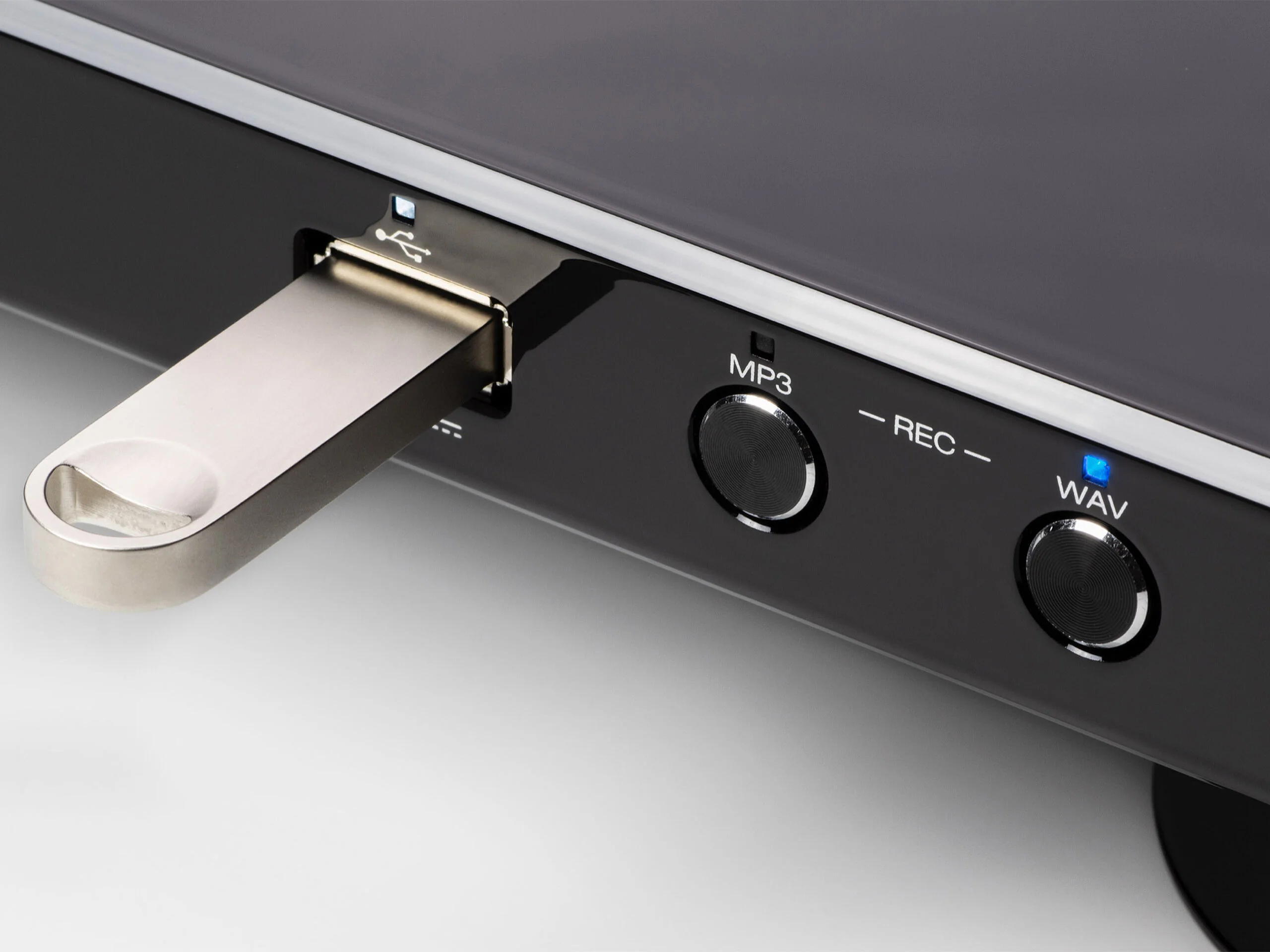 Puerto USB y botones de grabación MP3 y WAV de la Denon DP-450USB