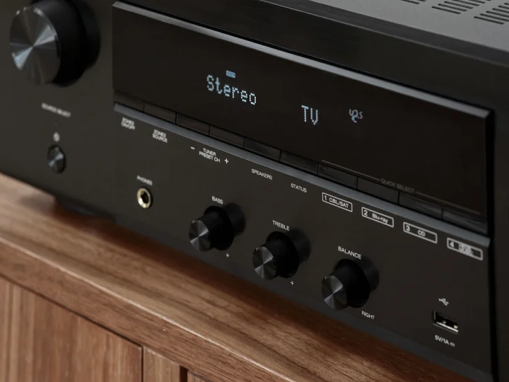 Controles de tono, salida de auriculares y USB frontal del Denon DRA-900H
