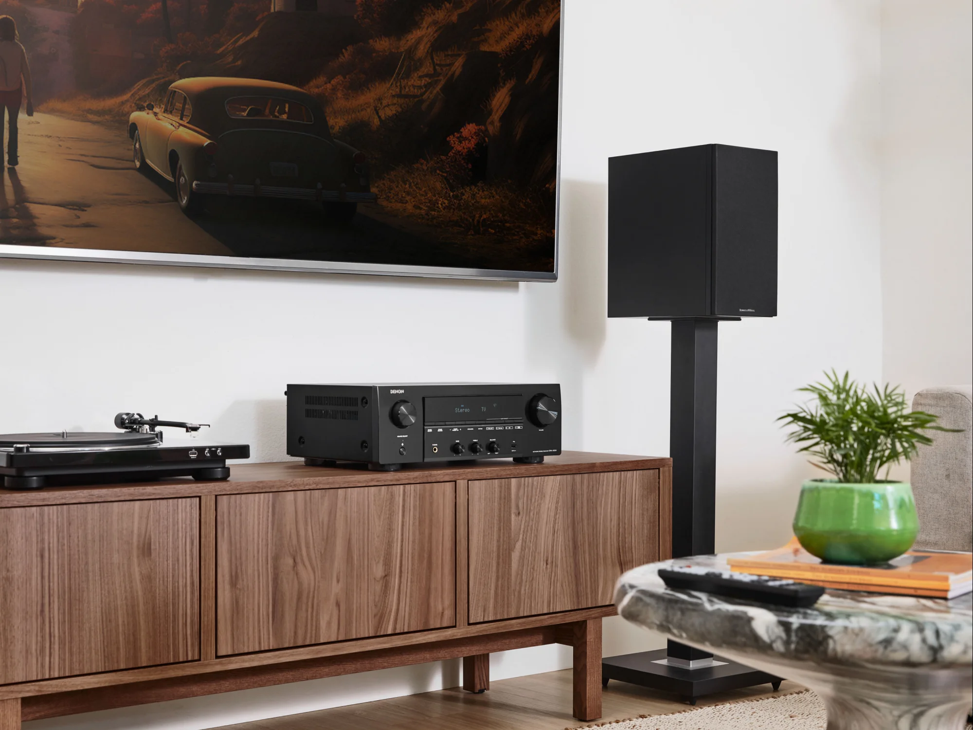 Receiver estéreo Denon DRA-900H en un mueble de living junto al televisor, bafles y bandeja giradiscos