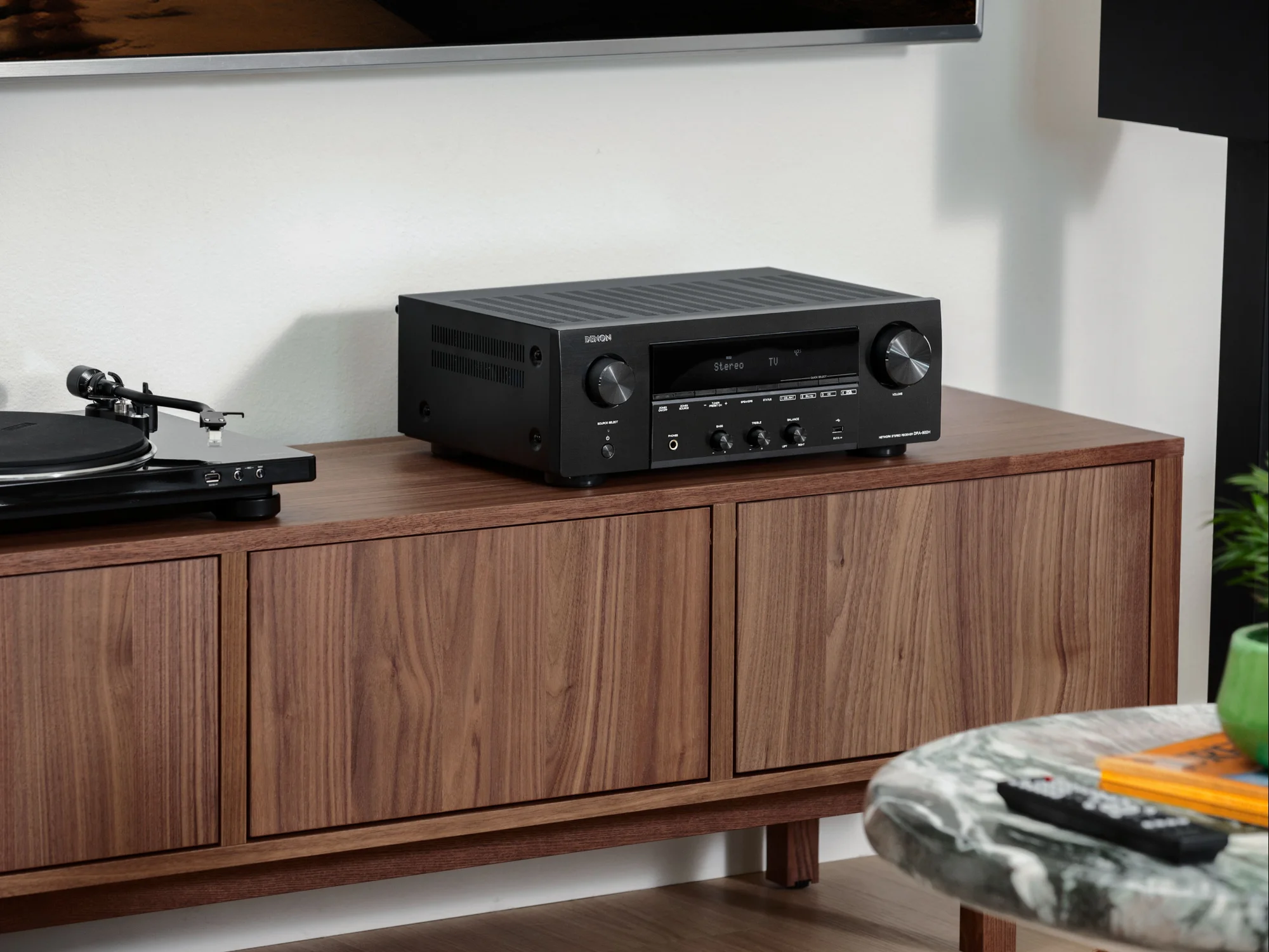Denon DRA-900H con bandeja giradiscos sobre un mueble de madera