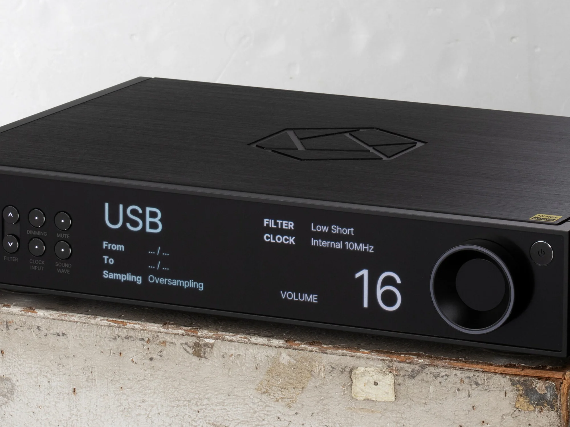 DAC HiFi Rose RD160 con su pantalla AMOLED oculta mostrando la entrada y el volumen