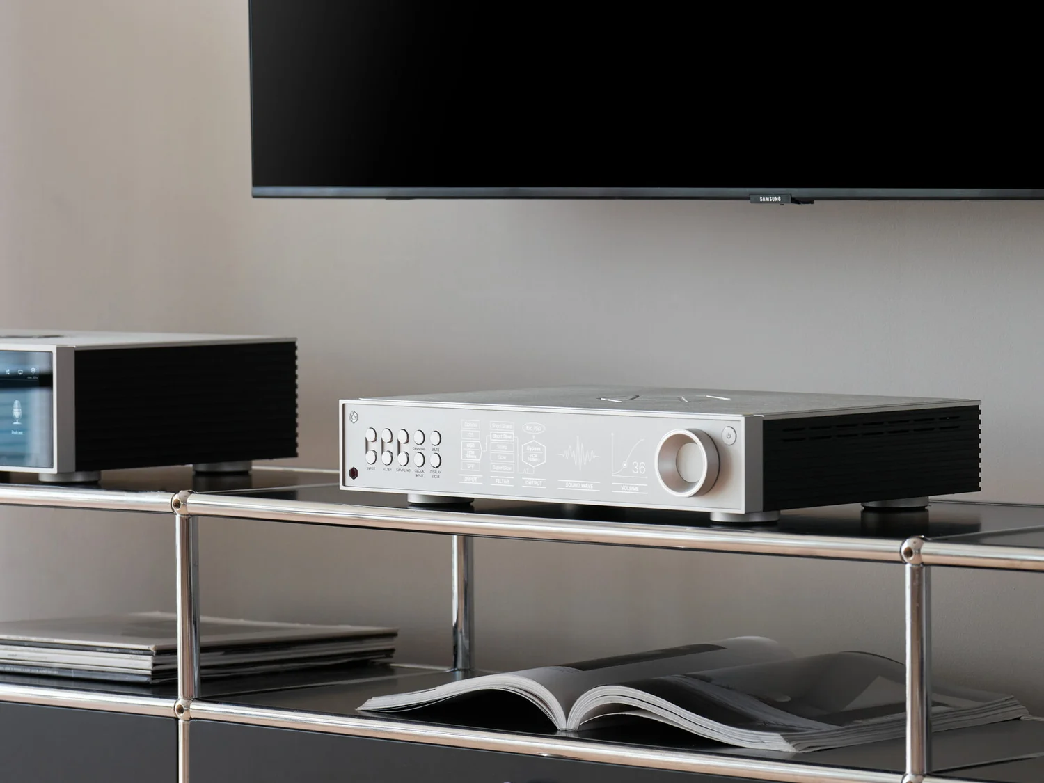 HiFi Rose RD160 en un mueble de living junto a otros equipos de audio