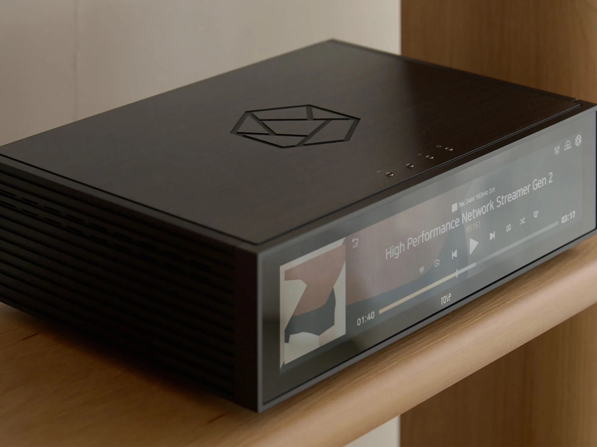 Streamer HiFi Rose RS151 con su pantalla táctil de 15,4 pulgadas sobre un estante de madera