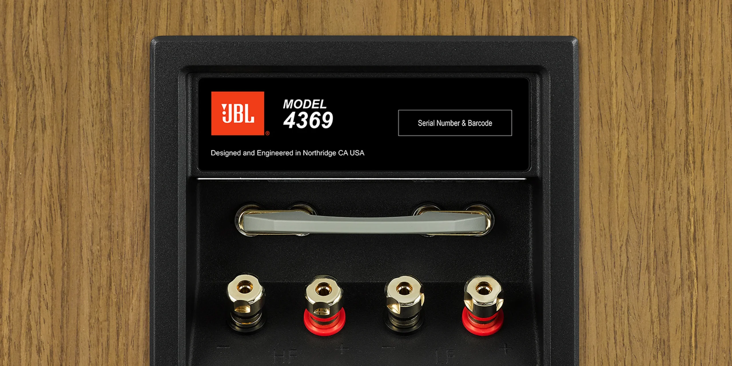 Borneras dobles del JBL 4369 para conexión bi-wiring y bi-amplificación