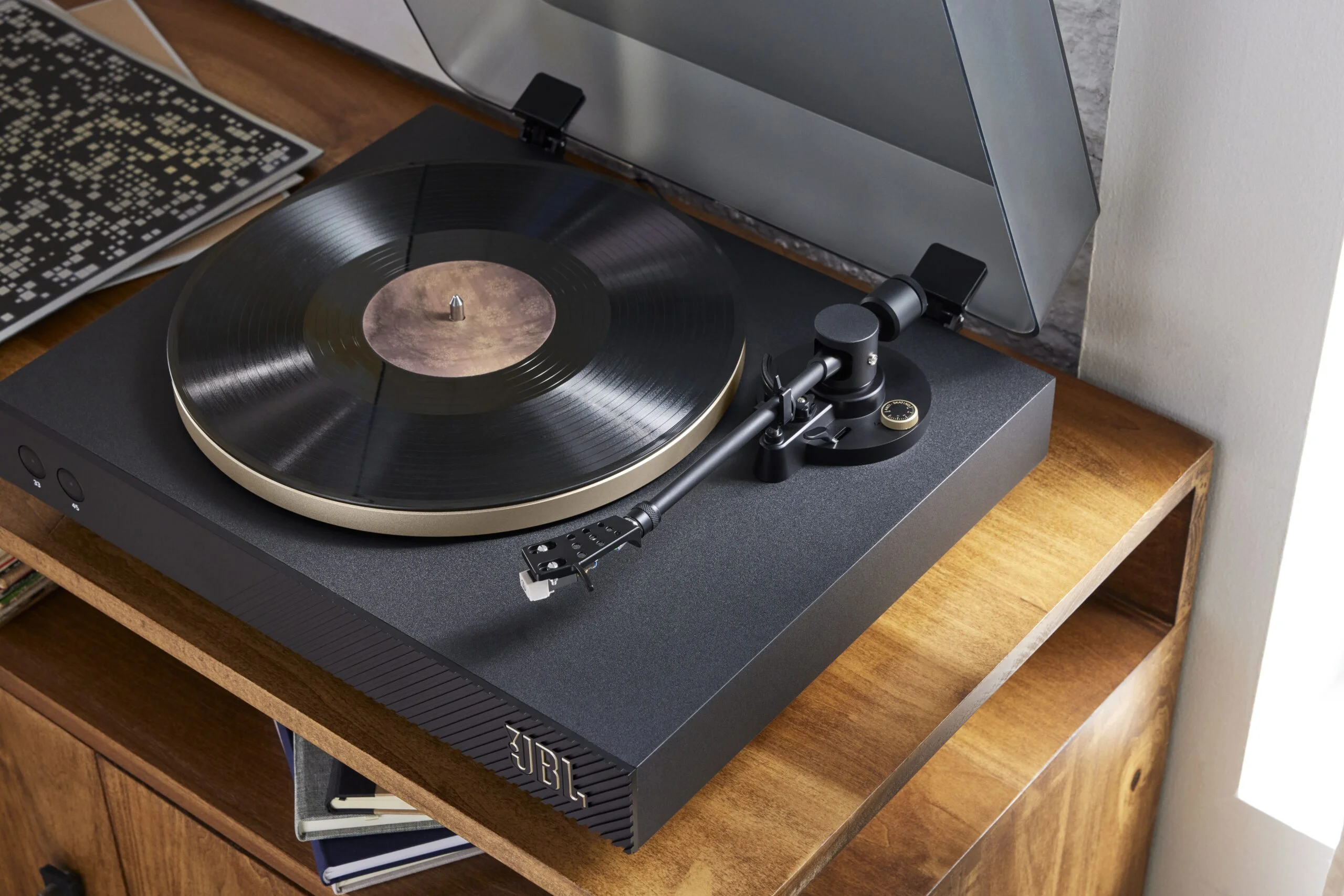 JBL Spinner BT con plato de aluminio y brazo de aluminio reproduciendo un vinilo