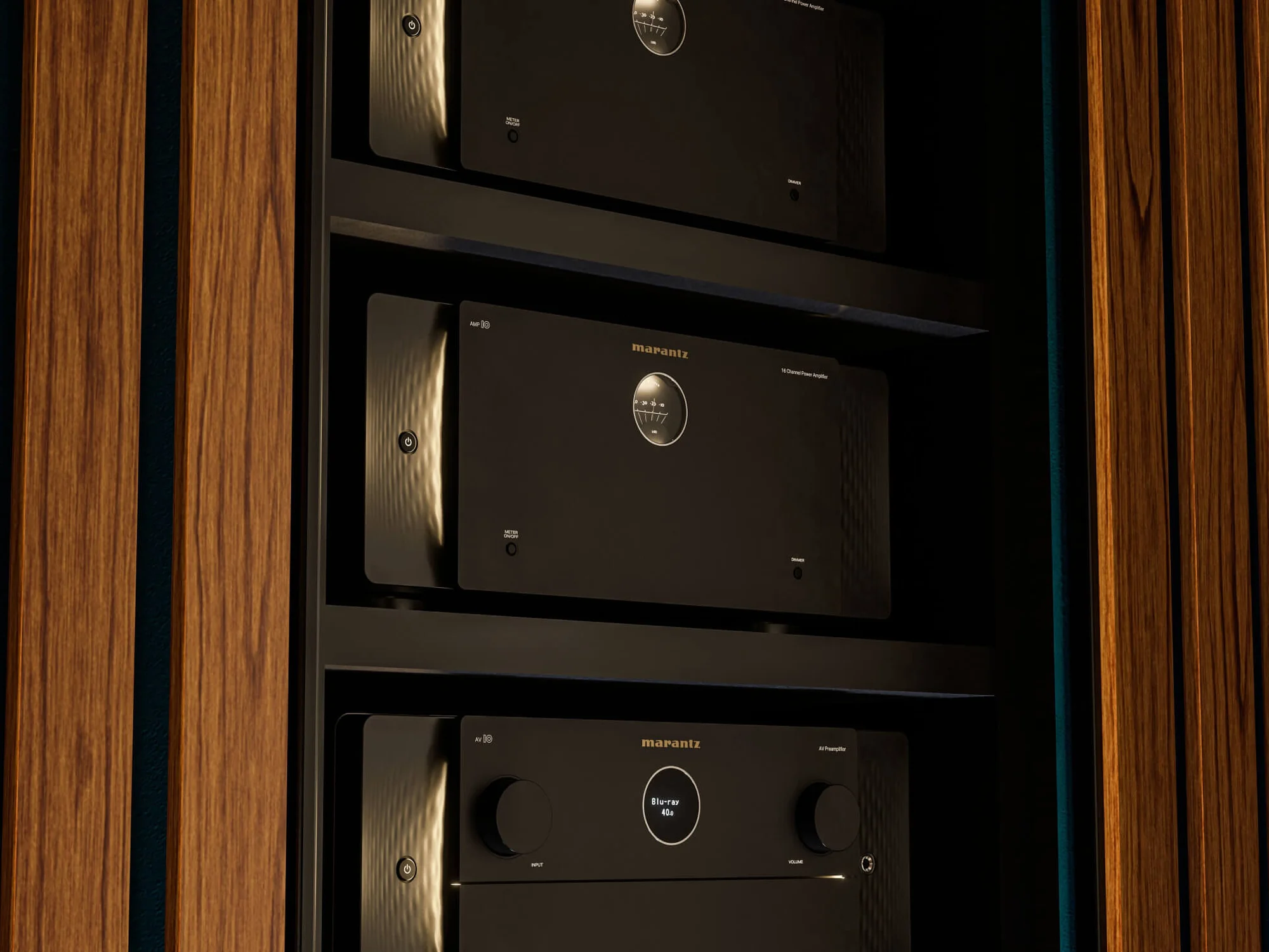 Potencias multicanal Marantz AMP 10 instaladas en un rack de cine en casa