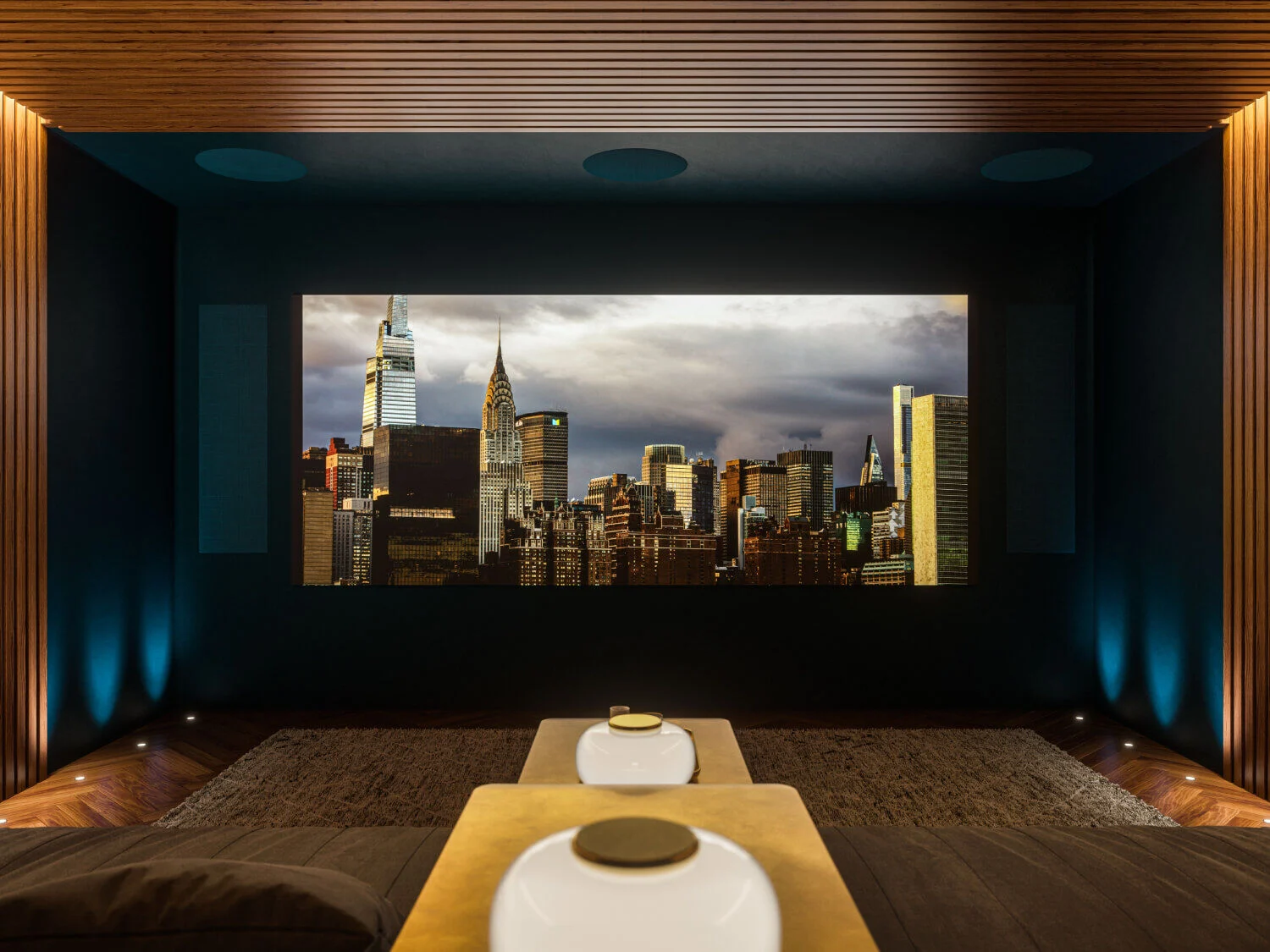Sala de cine en casa con pantalla de proyección y sillones