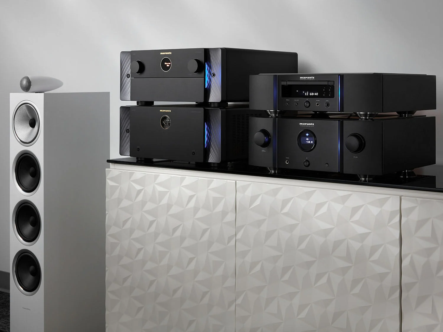Marantz AMP 10 y AV 10 junto a un bafle de piso