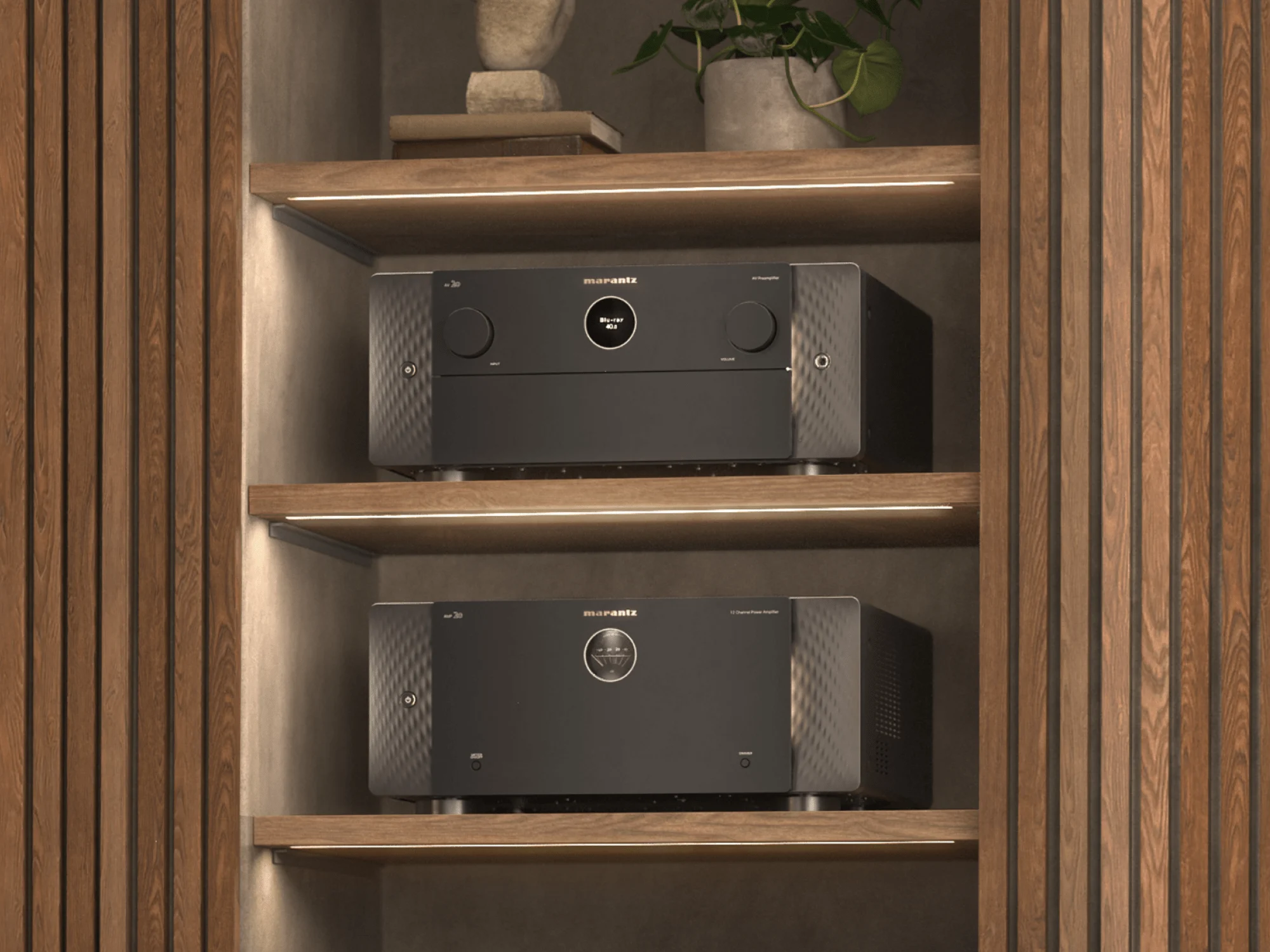 Potencia multicanal Marantz AMP 20 debajo del procesador AV 20 en un mueble de madera