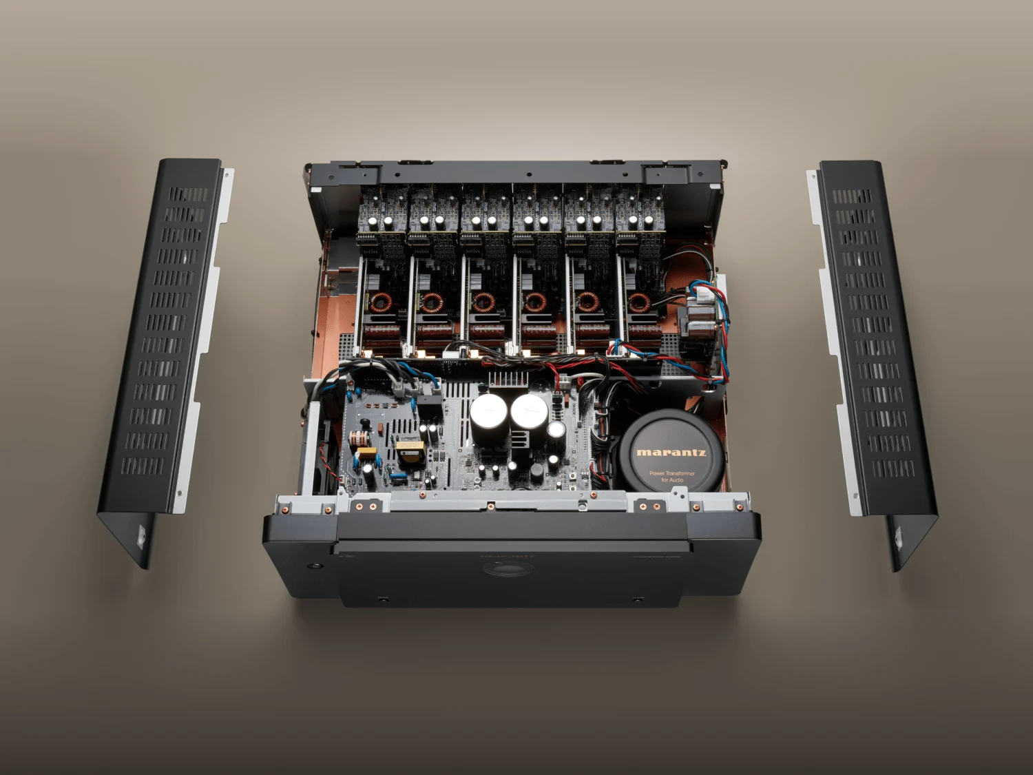 Interior del Marantz AMP 20 con los módulos de potencia y la fuente de alimentación