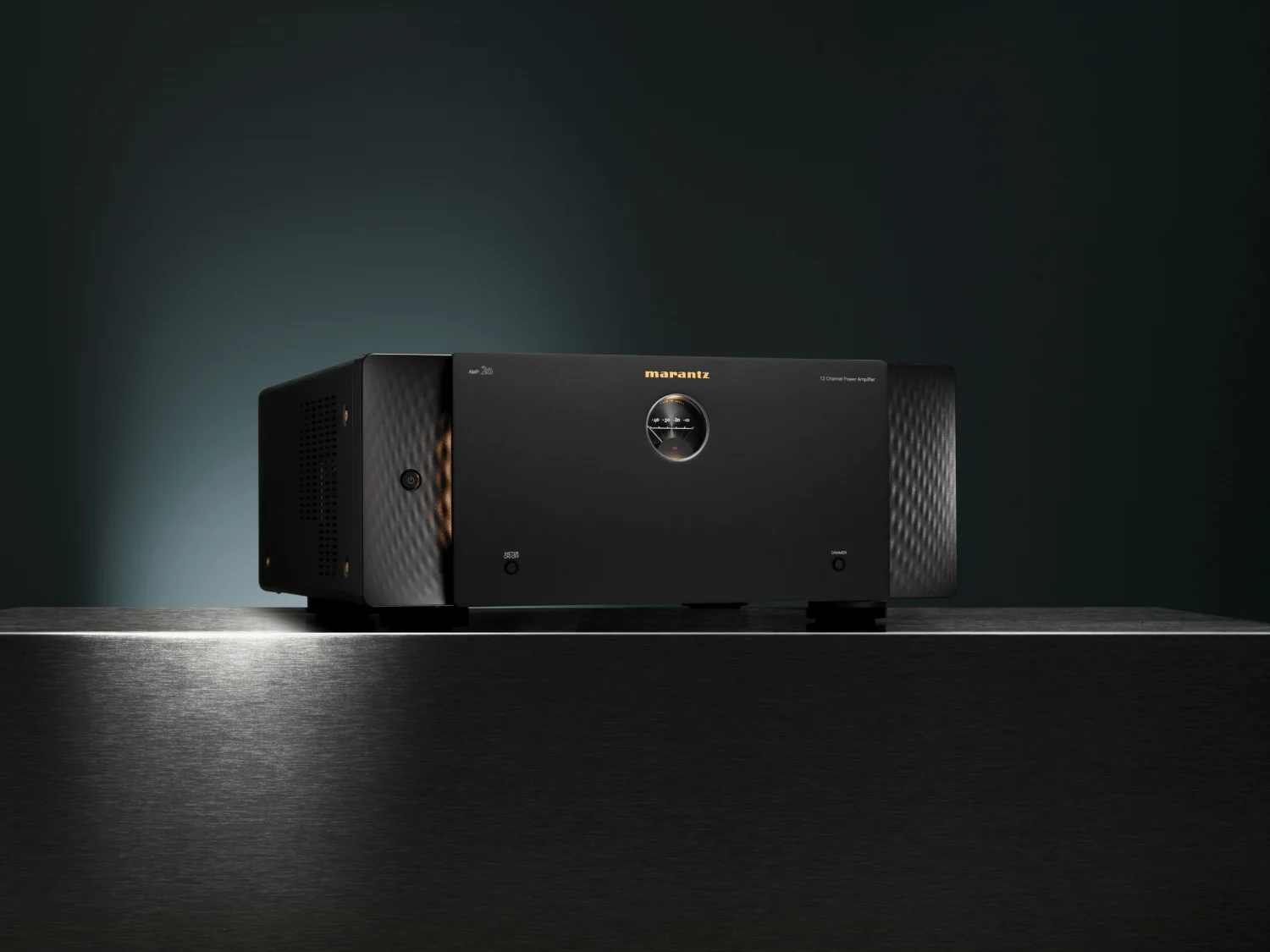 Marantz AMP 20 con iluminación frontal sobre fondo oscuro