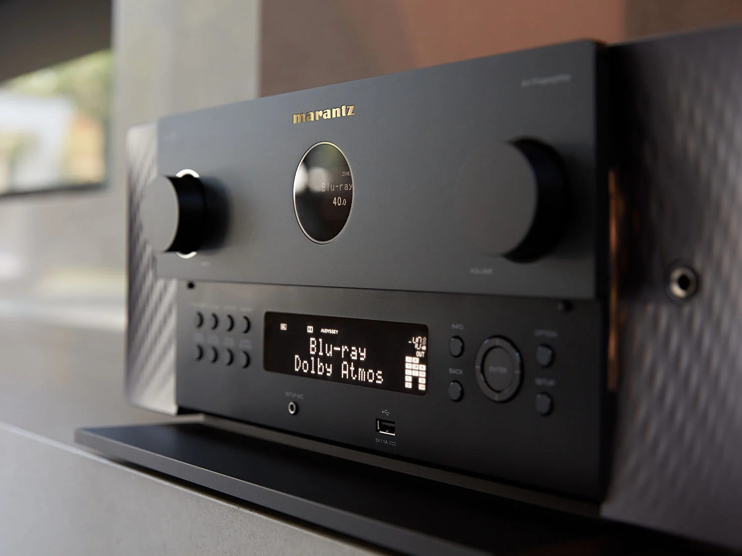 Frente del Marantz AV 10 con el display y los controles