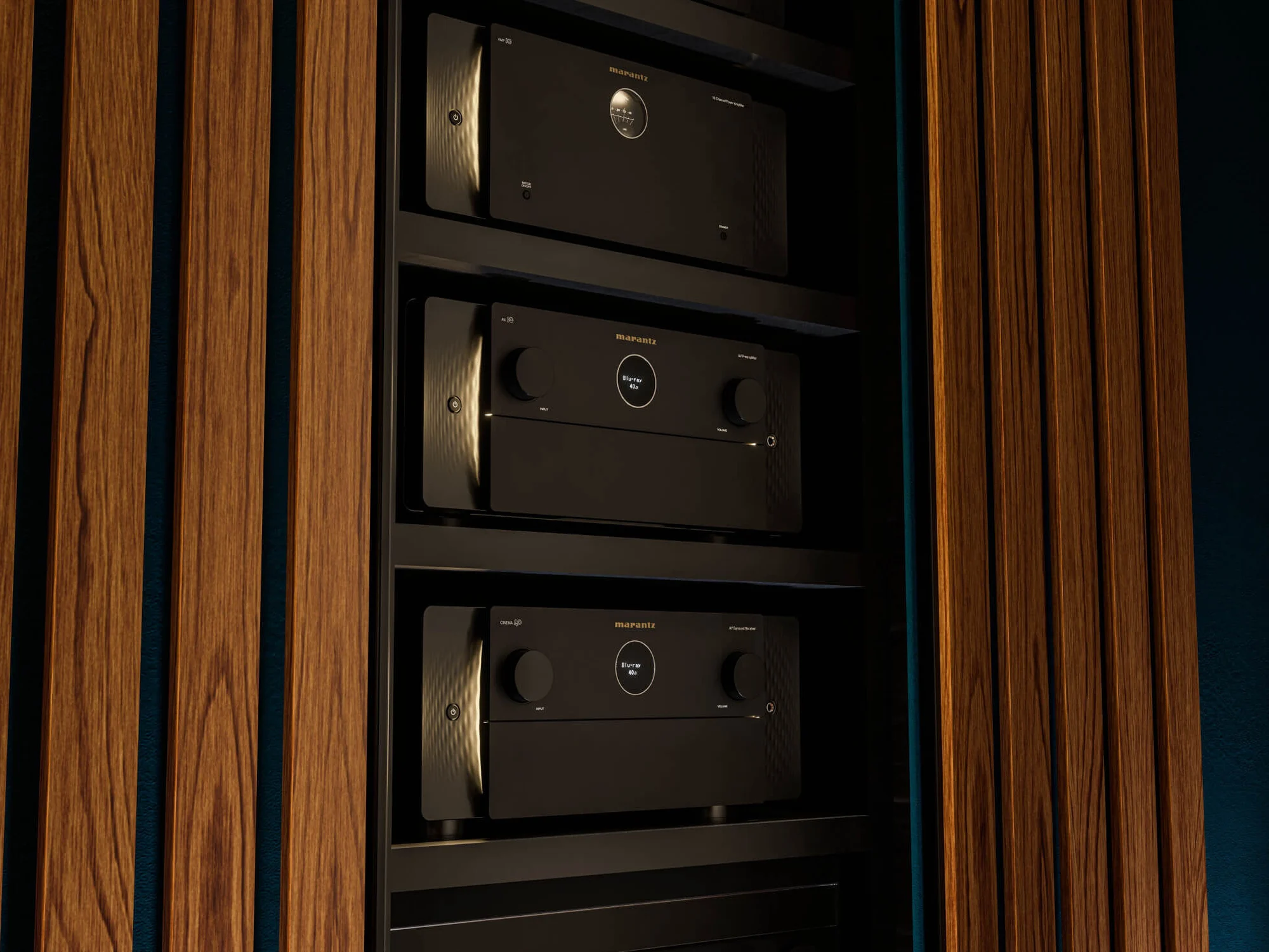 Procesador de cine en casa Marantz AV 10 en un rack junto a amplificadores AMP 10