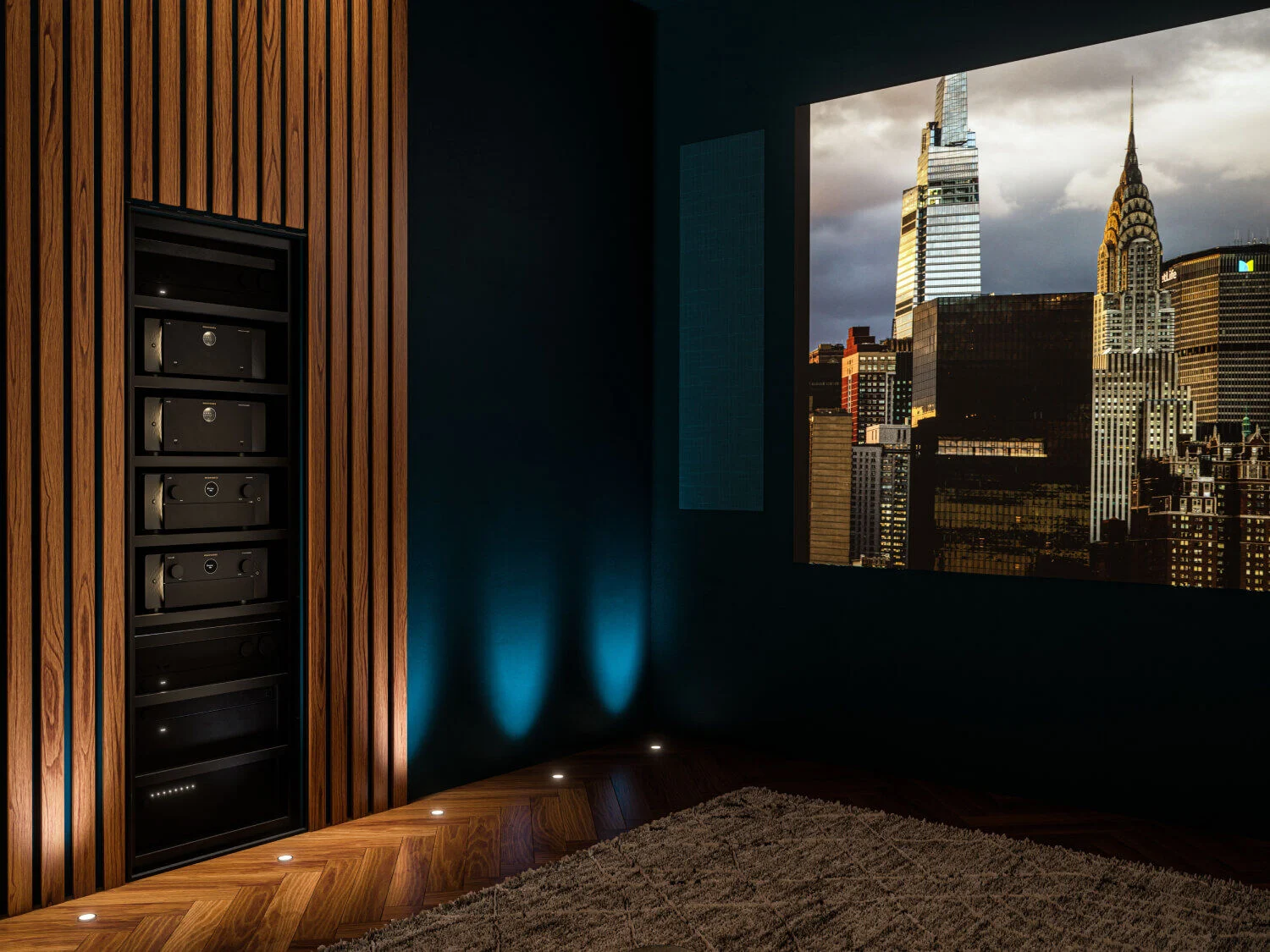 Sala de cine en casa con el Marantz AV 10 instalado en un rack