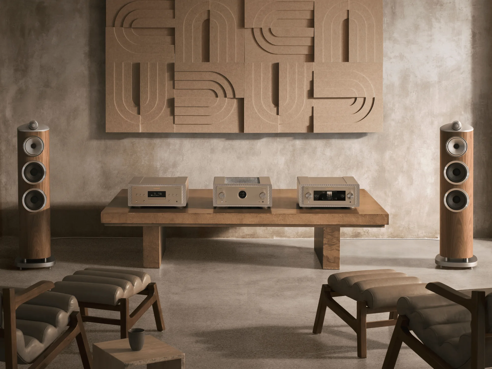Reproductor Marantz SACD 10 junto al MODEL 10 en un sistema HiFi con bafles de piso
