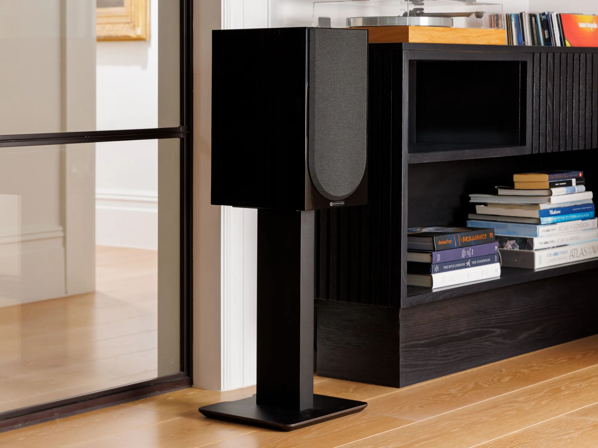 Bafle Monitor Audio Silver 100 8G con rejilla magnética sobre un pie